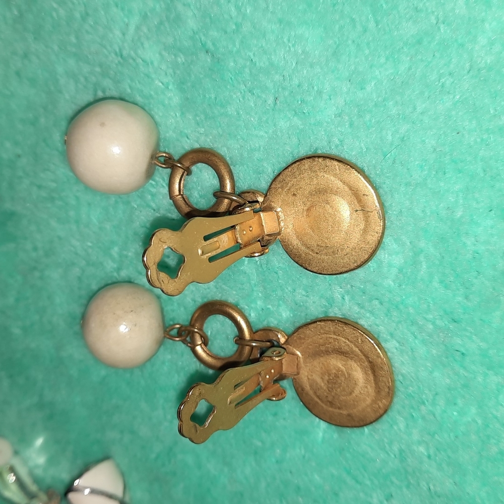 Elegant Vintage 2 Pairs Silver & White, Brassy Gold color Clips - Picture 5 of 7
